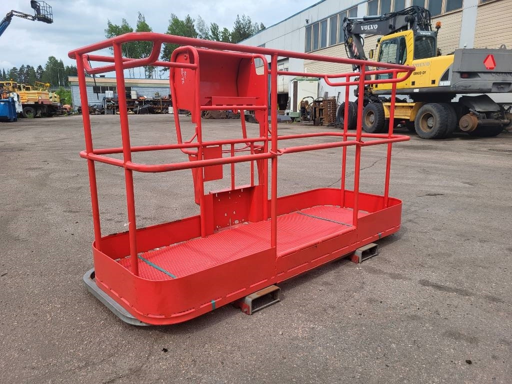Manitou 200 ATJ kori - Oszlopos személyemelő: 1 kép. Manitou 200 ATJ kori - Oszlopos személyemelő: 1 kép.