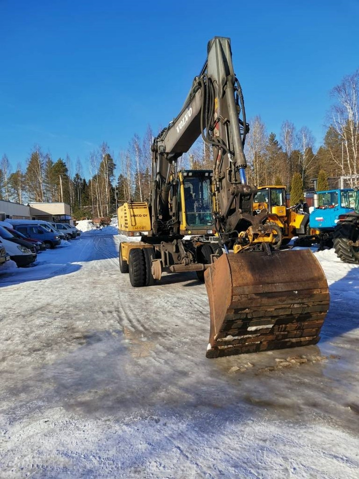 Volvo EW 180 B - Gumikerekes kotró: 5 kép. Volvo EW 180 B - Gumikerekes kotró: 5 kép.