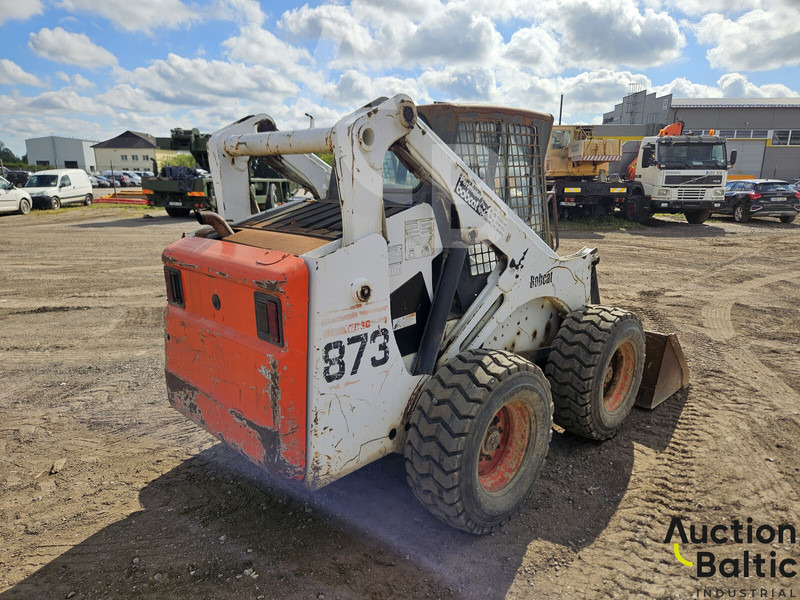 Bobcat 873 - Mini homlokrakodó: 4 kép. Bobcat 873 - Mini homlokrakodó: 4 kép.