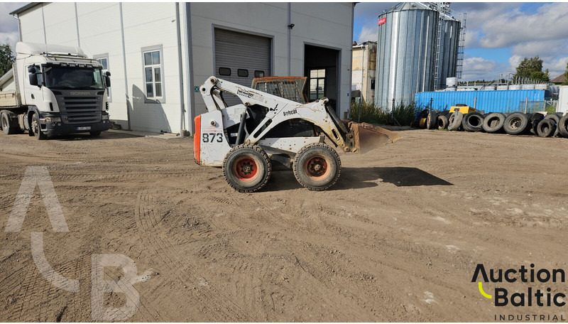 Bobcat 873 - Mini homlokrakodó: 3 kép. Bobcat 873 - Mini homlokrakodó: 3 kép.