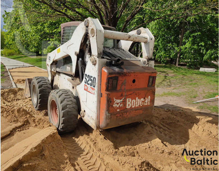 Bobcat S 250 - Mini homlokrakodó: 3 kép. Bobcat S 250 - Mini homlokrakodó: 3 kép.