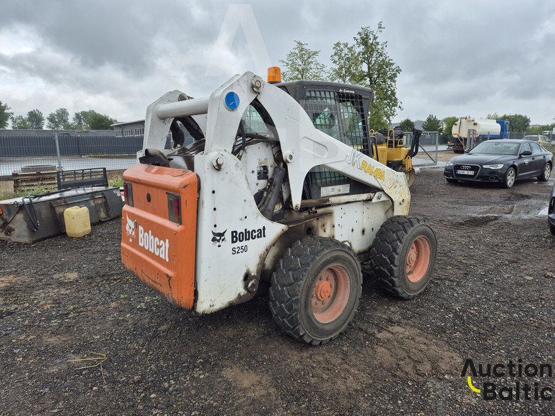 Bobcat S 250 - Mini homlokrakodó: 5 kép. Bobcat S 250 - Mini homlokrakodó: 5 kép.