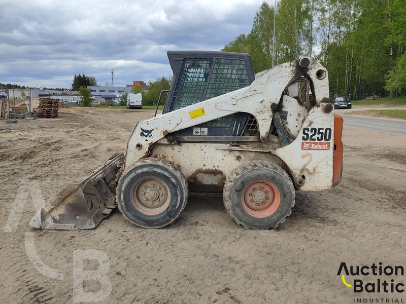 Bobcat S 250 - Mini homlokrakodó: 3 kép. Bobcat S 250 - Mini homlokrakodó: 3 kép.