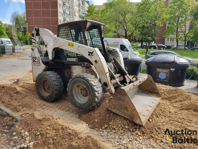 Bobcat S 250 - Mini homlokrakodó: 2 kép. Bobcat S 250 - Mini homlokrakodó: 2 kép.