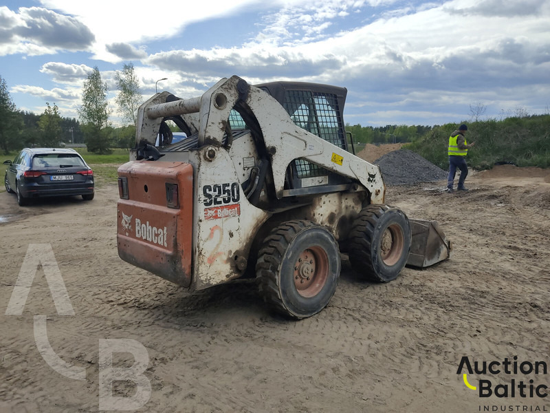 Bobcat S 250 - Mini homlokrakodó: 4 kép. Bobcat S 250 - Mini homlokrakodó: 4 kép.