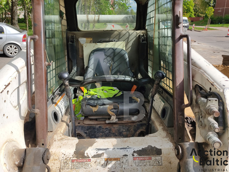 Bobcat S 250 - Mini homlokrakodó: 5 kép. Bobcat S 250 - Mini homlokrakodó: 5 kép.