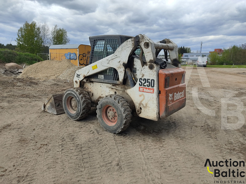 Bobcat S 250 - Mini homlokrakodó: 5 kép. Bobcat S 250 - Mini homlokrakodó: 5 kép.
