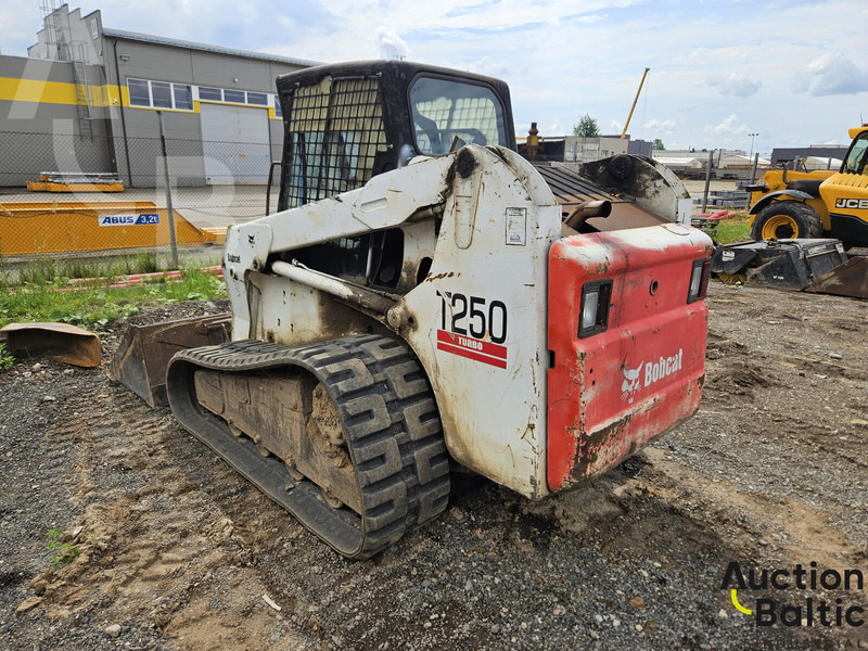 Bobcat T 250 - Lánctalpas homlokrakodó: 3 kép. Bobcat T 250 - Lánctalpas homlokrakodó: 3 kép.