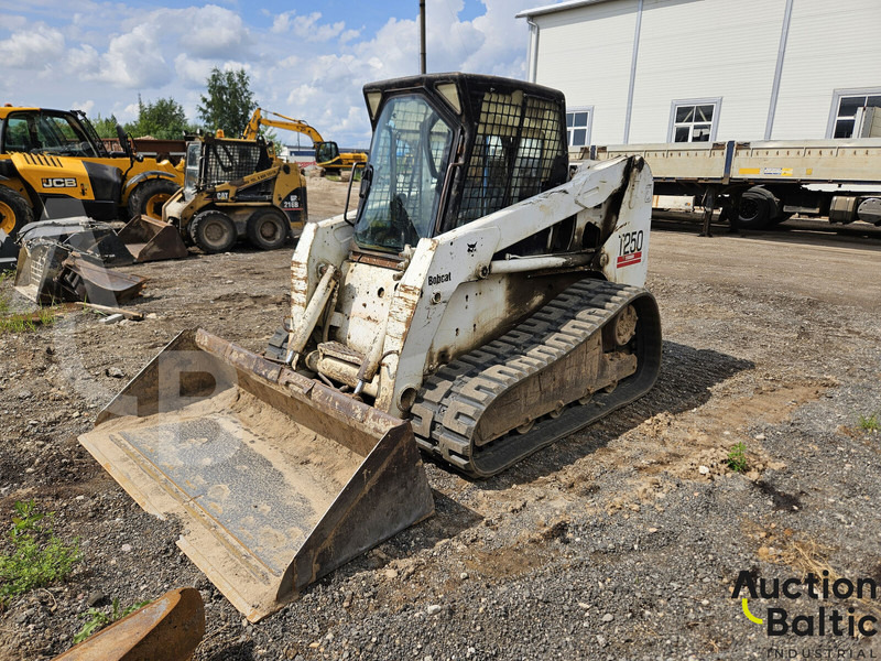 Bobcat T 250 - Lánctalpas homlokrakodó: 1 kép. Bobcat T 250 - Lánctalpas homlokrakodó: 1 kép.