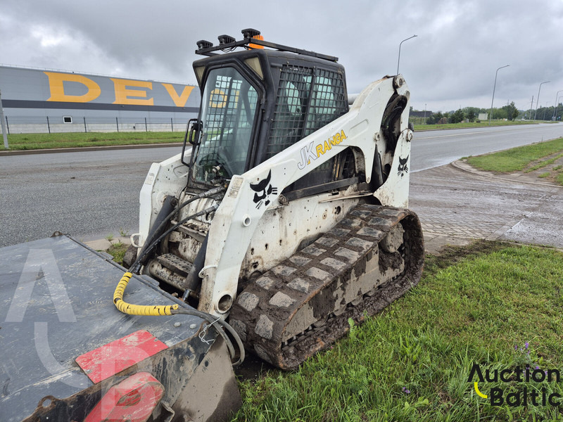 Bobcat T 320 - Lánctalpas homlokrakodó: 2 kép. Bobcat T 320 - Lánctalpas homlokrakodó: 2 kép.