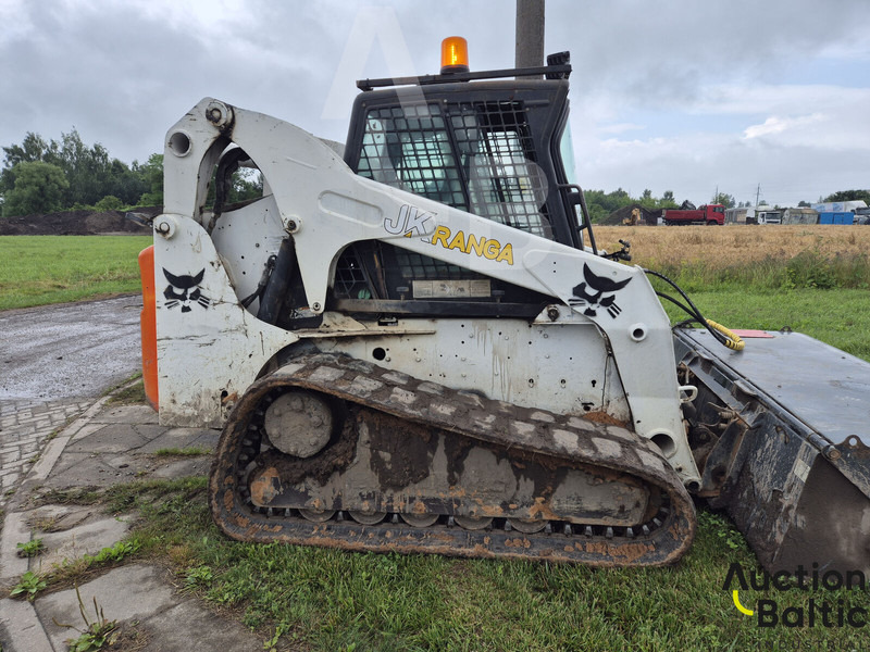Bobcat T 320 - Lánctalpas homlokrakodó: 4 kép. Bobcat T 320 - Lánctalpas homlokrakodó: 4 kép.