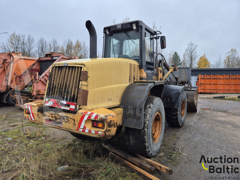 Case 621 D - Gumikerekes homlokrakodó: 4 kép. Case 621 D - Gumikerekes homlokrakodó: 4 kép.