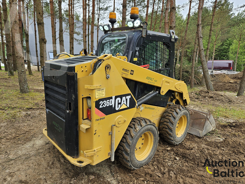Caterpillar 236 D - Mini homlokrakodó: 3 kép. Caterpillar 236 D - Mini homlokrakodó: 3 kép.