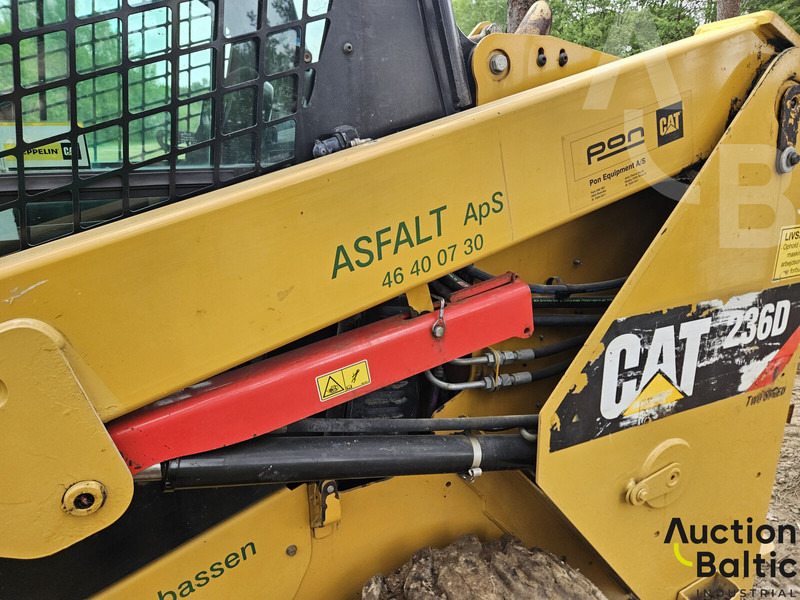 Mini homlokrakodó Caterpillar 236 D: 14 kép. Mini homlokrakodó Caterpillar 236 D: 14 kép.