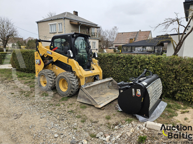 Caterpillar 242 D 3 - Mini homlokrakodó: 2 kép. Caterpillar 242 D 3 - Mini homlokrakodó: 2 kép.