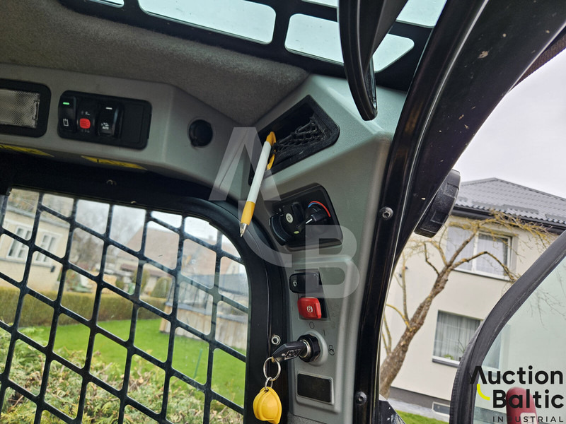 Mini homlokrakodó Caterpillar 242 D 3: 9 kép. Mini homlokrakodó Caterpillar 242 D 3: 9 kép.