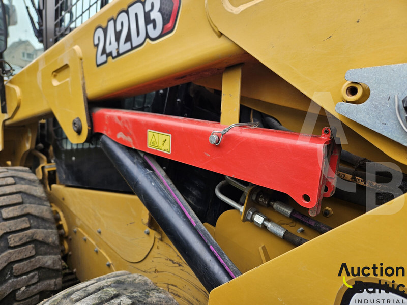 Mini homlokrakodó Caterpillar 242 D 3: 13 kép. Mini homlokrakodó Caterpillar 242 D 3: 13 kép.