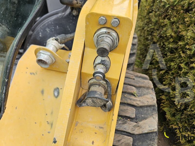 Mini homlokrakodó Caterpillar 242 D 3: 15 kép. Mini homlokrakodó Caterpillar 242 D 3: 15 kép.