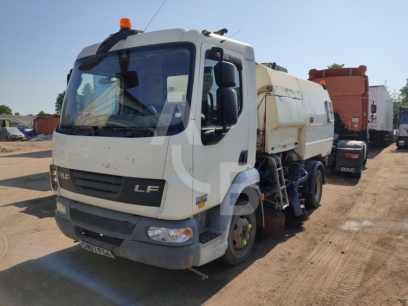 DAF LF45.160 - Utcaseprő gép: 2 kép. DAF LF45.160 - Utcaseprő gép: 2 kép.