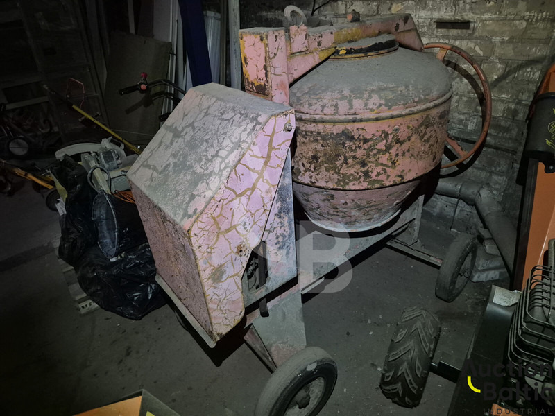 Diesel concrete mixer - Betonkeverő: 2 kép. Diesel concrete mixer - Betonkeverő: 2 kép.