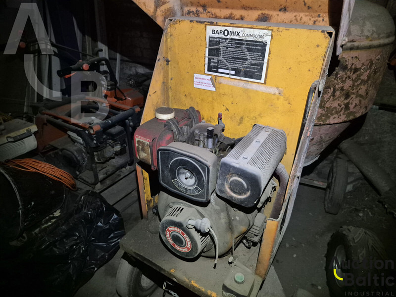 Diesel concrete mixer - Betonkeverő: 4 kép. Diesel concrete mixer - Betonkeverő: 4 kép.