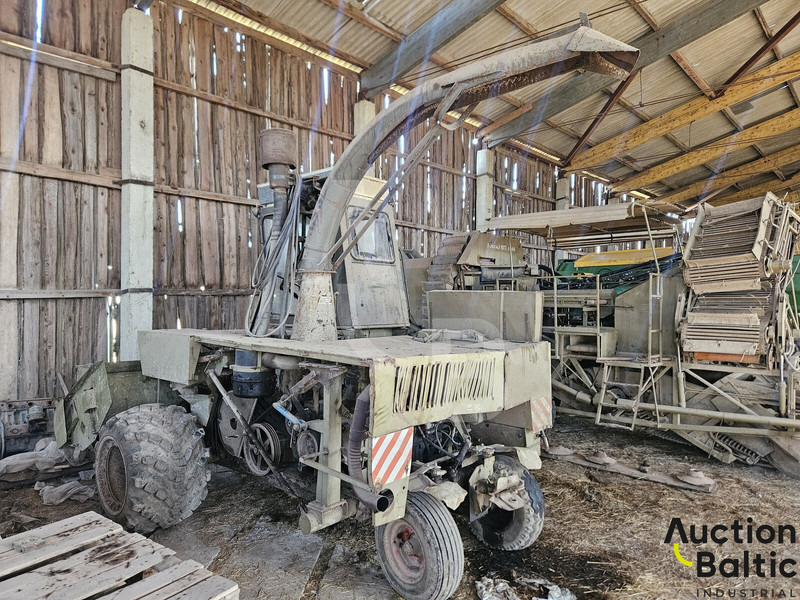 Fortschritt E281C - Önjáró szecskázógép: 1 kép. Fortschritt E281C - Önjáró szecskázógép: 1 kép.