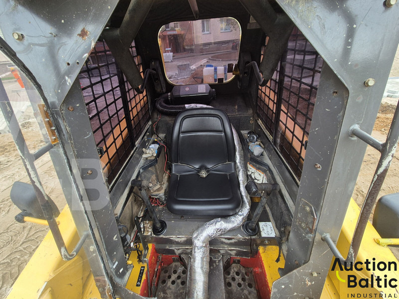 Gehl 5635 DXT 2 - Mini homlokrakodó: 5 kép. Gehl 5635 DXT 2 - Mini homlokrakodó: 5 kép.