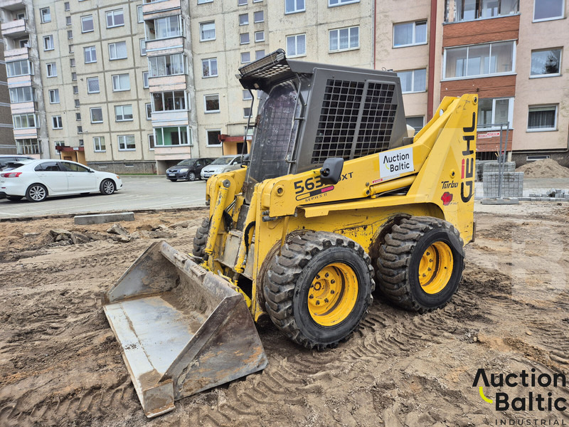 Gehl 5635 DXT 2 - Mini homlokrakodó: 2 kép. Gehl 5635 DXT 2 - Mini homlokrakodó: 2 kép.