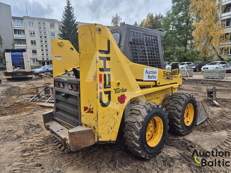 Gehl 5635 DXT 2 - Mini homlokrakodó: 3 kép. Gehl 5635 DXT 2 - Mini homlokrakodó: 3 kép.