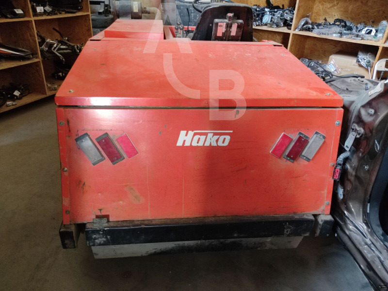 Hako Jonas 1500 - Utcaseprő gép: 5 kép. Hako Jonas 1500 - Utcaseprő gép: 5 kép.