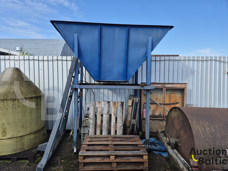 Hopper for various materials - Tartályos teherautó: 1 kép. Hopper for various materials - Tartályos teherautó: 1 kép.