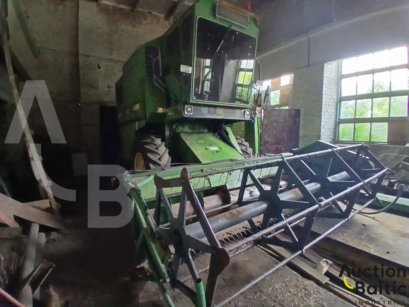 John Deere 1055 - Kombájn: 2 kép. John Deere 1055 - Kombájn: 2 kép.