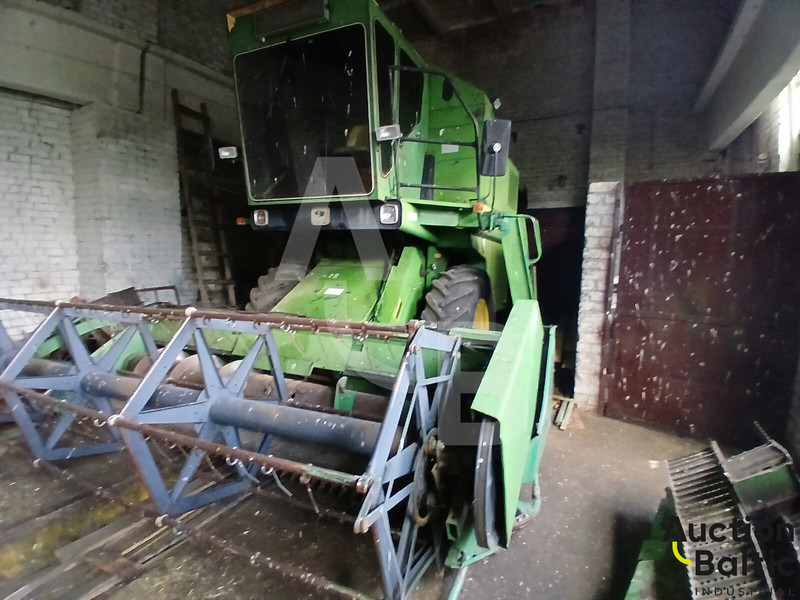 John Deere 1055 - Kombájn: 3 kép. John Deere 1055 - Kombájn: 3 kép.