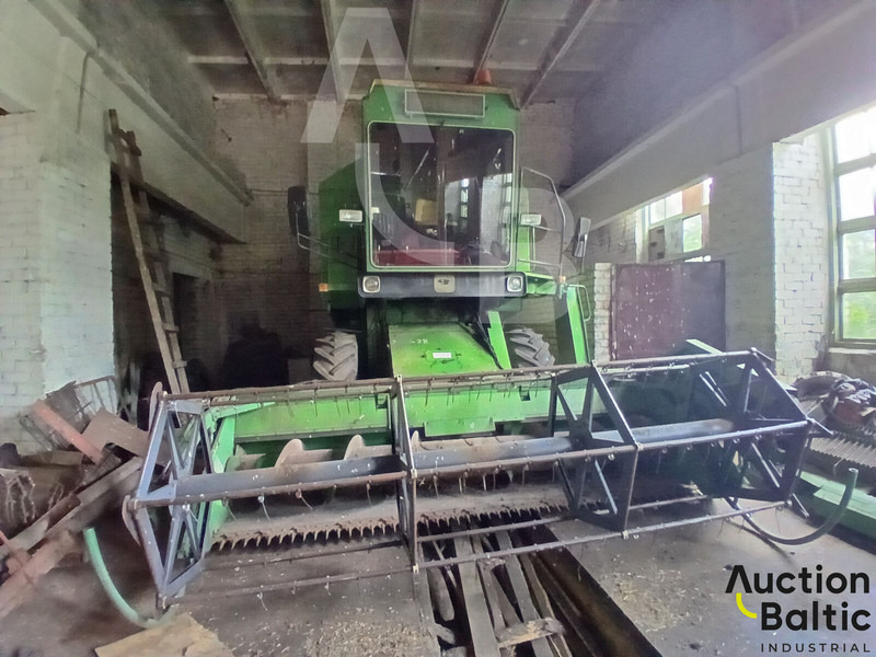 John Deere 1055 - Kombájn: 1 kép. John Deere 1055 - Kombájn: 1 kép.