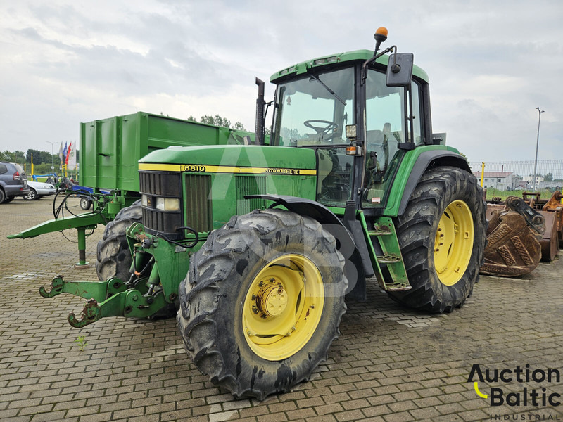John Deere 6810 - Traktor: 1 kép. John Deere 6810 - Traktor: 1 kép.