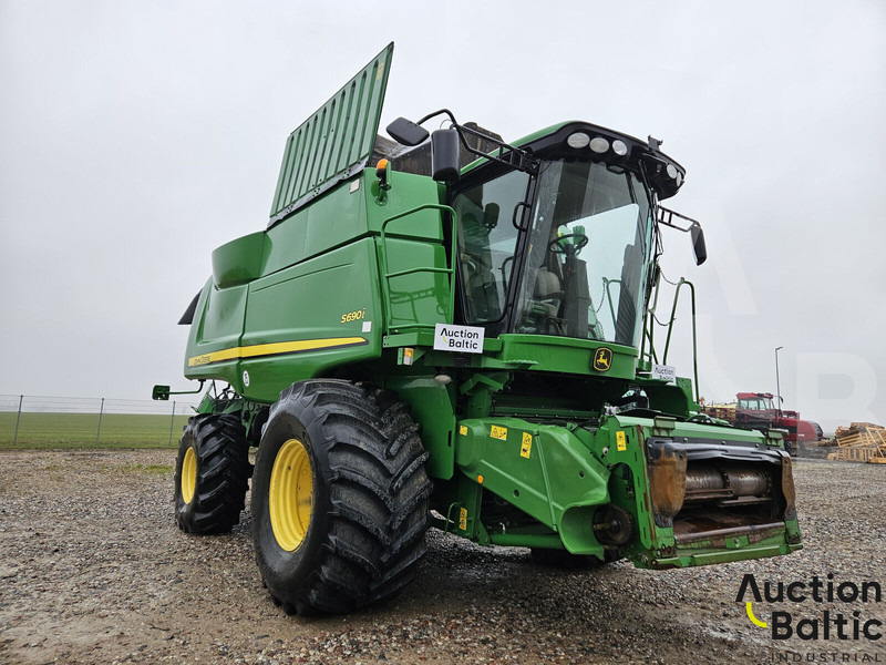 John Deere S 690 i - Kombájn: 1 kép. John Deere S 690 i - Kombájn: 1 kép.
