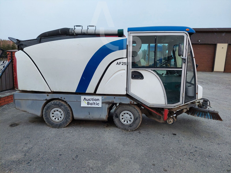 Johnston 142A 101T - Utcaseprő gép: 4 kép. Johnston 142A 101T - Utcaseprő gép: 4 kép.