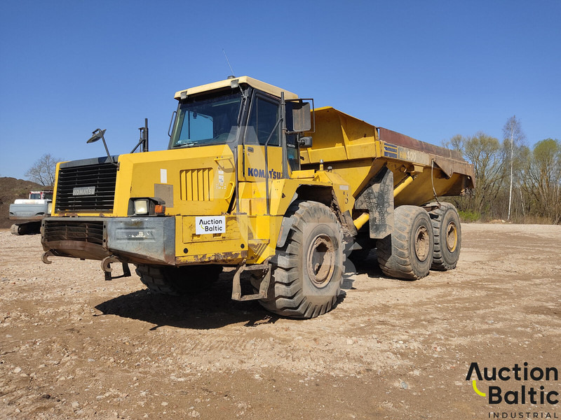 Komatsu HM400 - Csuklós dömper: 1 kép. Komatsu HM400 - Csuklós dömper: 1 kép.
