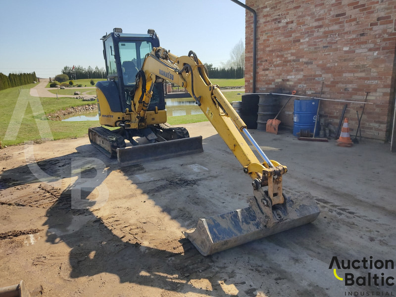 Komatsu PC35MR-5 - Minikotró: 2 kép. Komatsu PC35MR-5 - Minikotró: 2 kép.