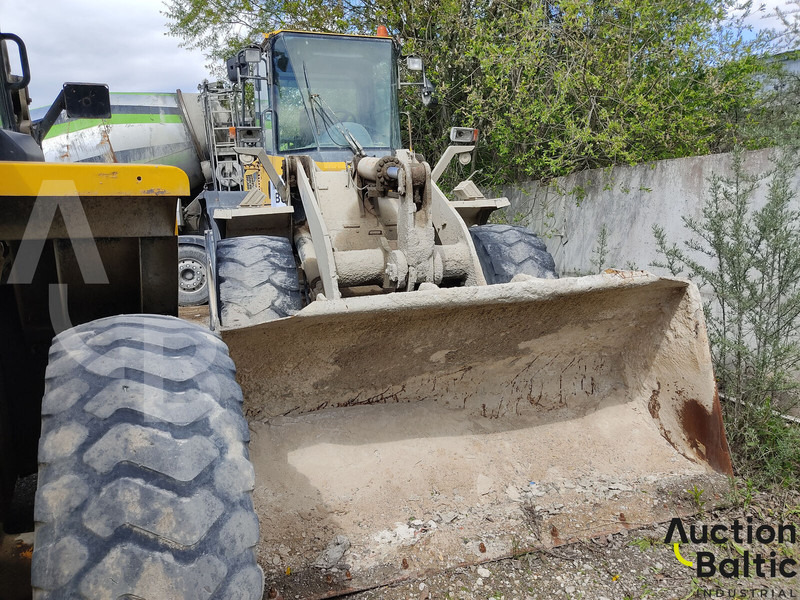 Komatsu WA250-5 - Gumikerekes homlokrakodó: 2 kép. Komatsu WA250-5 - Gumikerekes homlokrakodó: 2 kép.