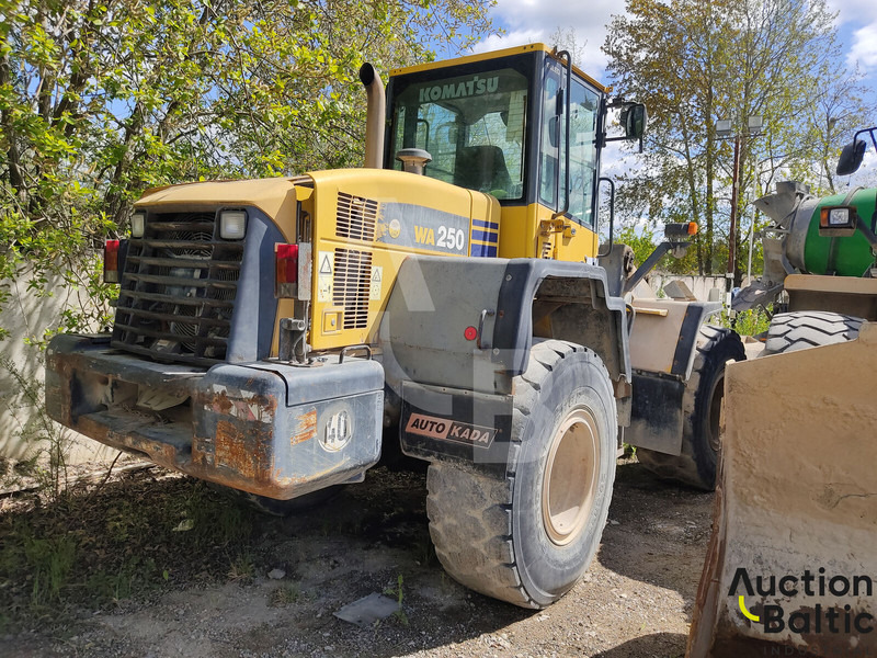 Komatsu WA250-5 - Gumikerekes homlokrakodó: 3 kép. Komatsu WA250-5 - Gumikerekes homlokrakodó: 3 kép.