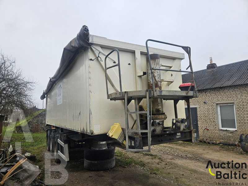 Langendorf - Ponyvás félpótkocsi: 2 kép. Langendorf - Ponyvás félpótkocsi: 2 kép.