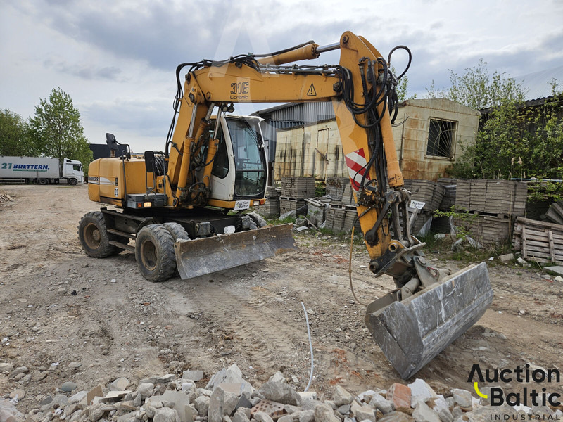 Liebherr A 316 Litronic - Gumikerekes kotró: 2 kép. Liebherr A 316 Litronic - Gumikerekes kotró: 2 kép.