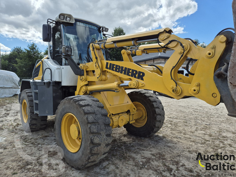 Liebherr L 524 - Gumikerekes homlokrakodó: 3 kép. Liebherr L 524 - Gumikerekes homlokrakodó: 3 kép.