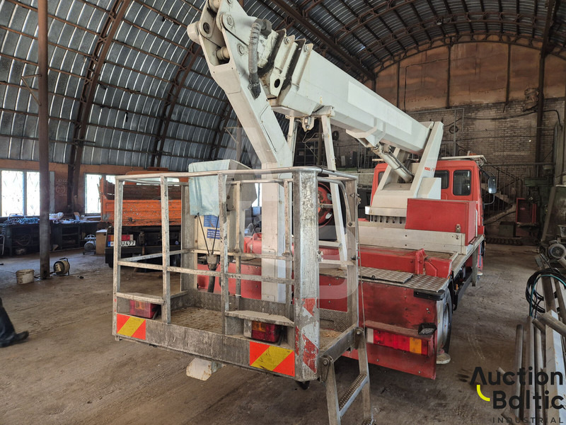 MAN 8.163 - Emelőkosaras teherautó: 3 kép. MAN 8.163 - Emelőkosaras teherautó: 3 kép.