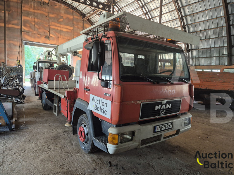 MAN 8.163 - Emelőkosaras teherautó: 2 kép. MAN 8.163 - Emelőkosaras teherautó: 2 kép.