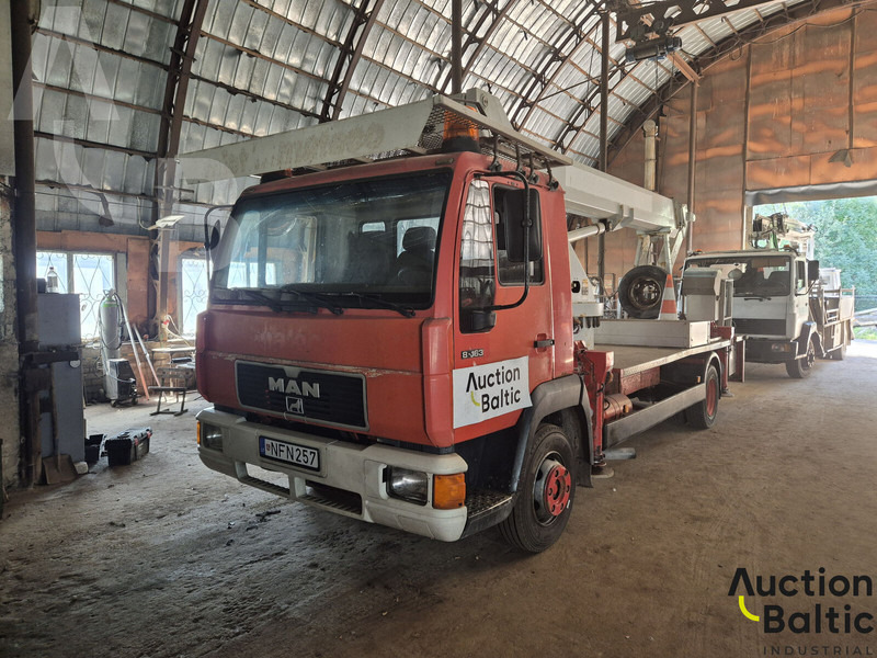 MAN 8.163 - Emelőkosaras teherautó: 1 kép. MAN 8.163 - Emelőkosaras teherautó: 1 kép.