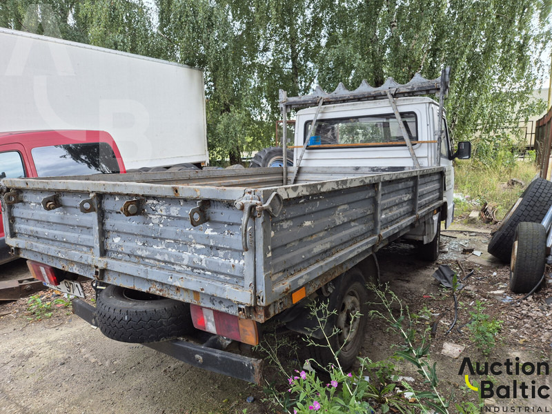 Mercedes-Benz 100-serie 100 D - Platós kisteherautó: 4 kép. Mercedes-Benz 100-serie 100 D - Platós kisteherautó: 4 kép.