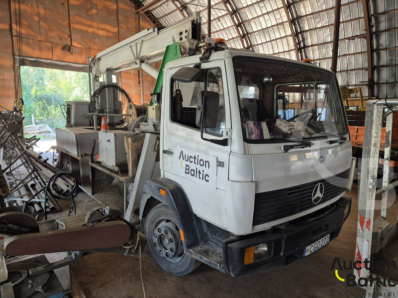 Mercedes-Benz 1114 - Emelőkosaras teherautó: 2 kép. Mercedes-Benz 1114 - Emelőkosaras teherautó: 2 kép.