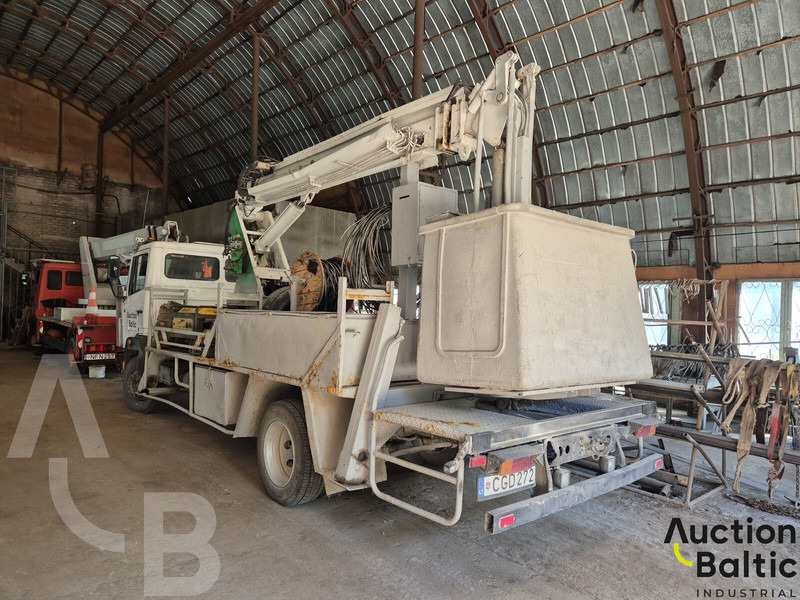 Mercedes-Benz 1114 - Emelőkosaras teherautó: 3 kép. Mercedes-Benz 1114 - Emelőkosaras teherautó: 3 kép.